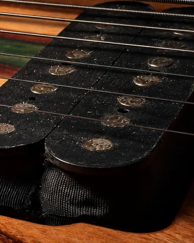 Pickup between the strings